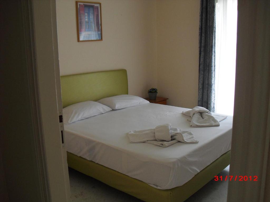 Kangaroo Hotel Mola Kalyva Quarto foto