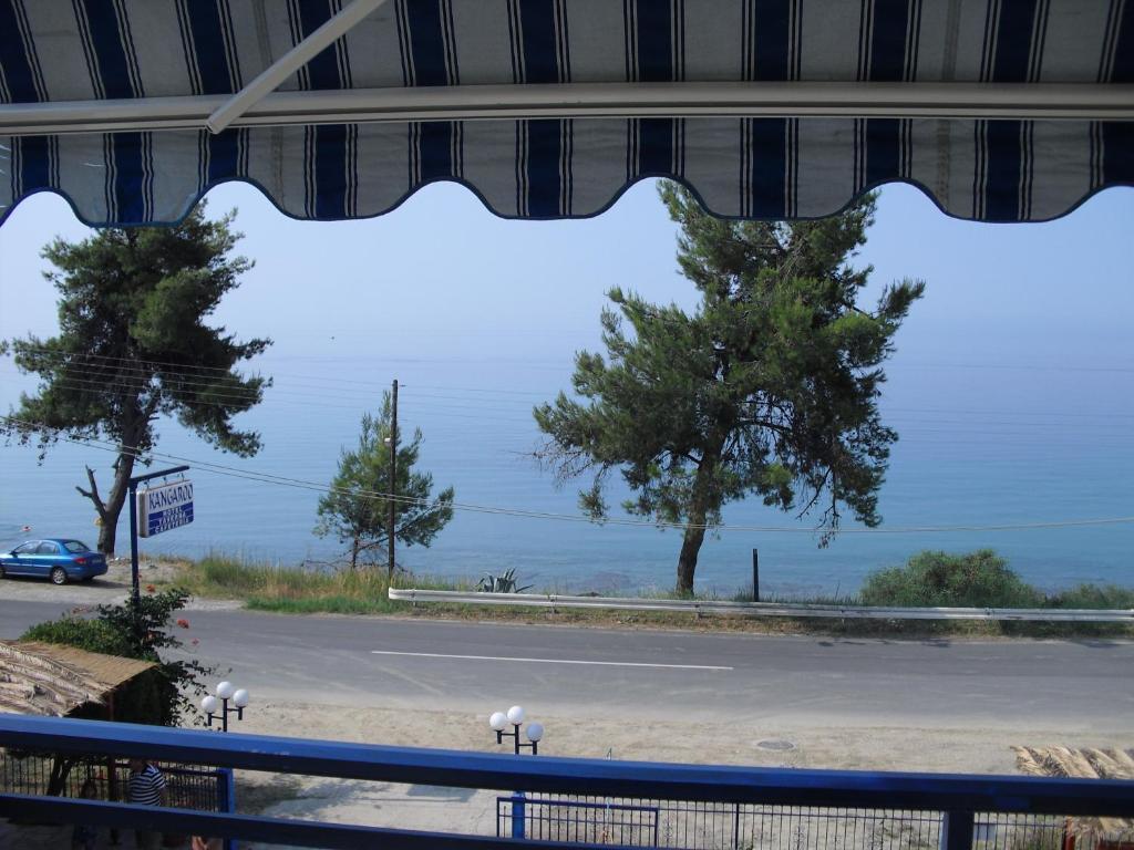 Kangaroo Hotel Mola Kalyva Quarto foto